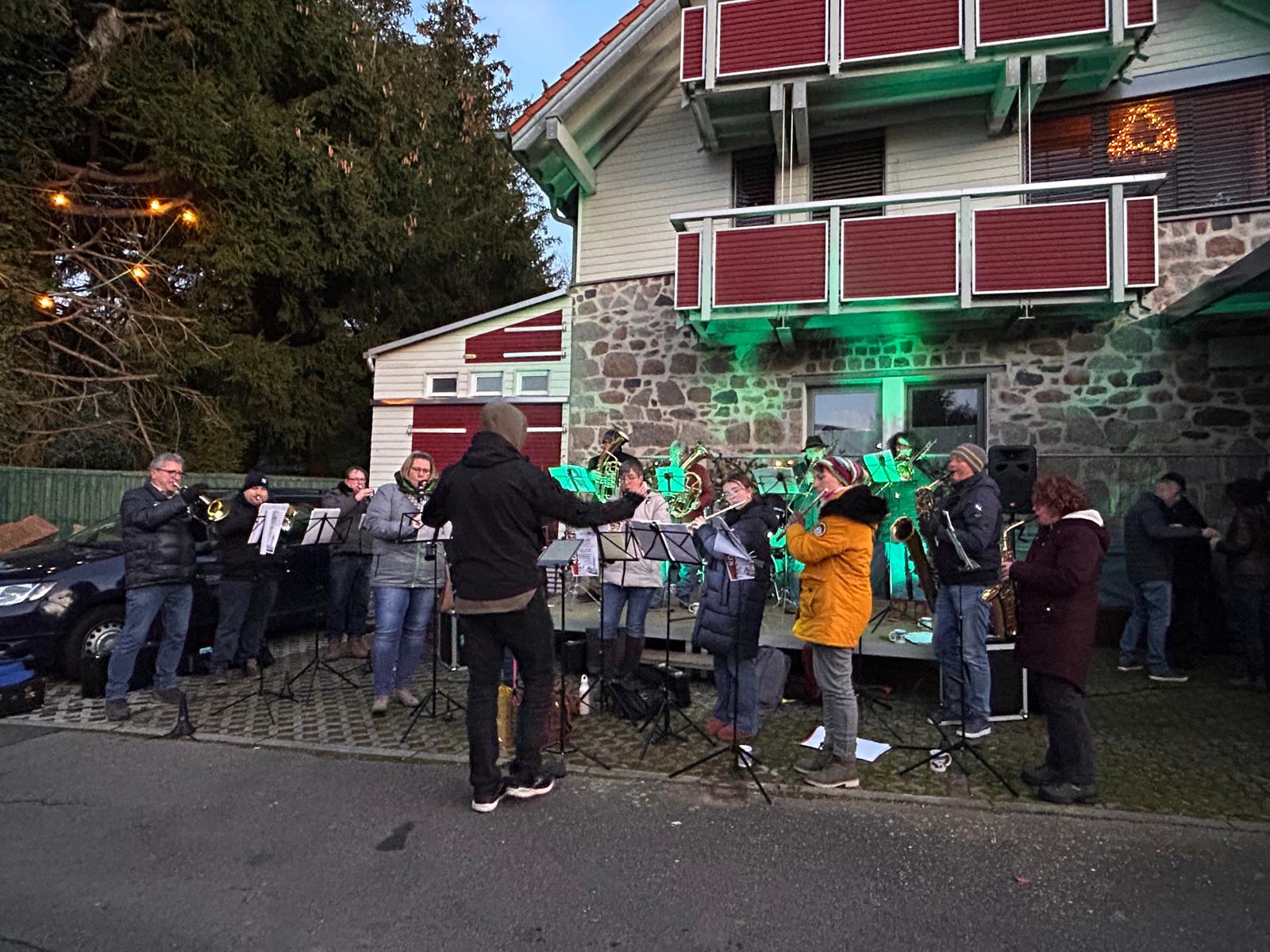 Am 30.11. ab ca. 16 Uhr waren wir auf dem Weihnachtsmarkt in Oberflockenbach Mit besinnlichen Weihnachtsweisen stimmten wir beim Weihnachtsmarkt in Oberflockenbach die Besucher auf die Feiertage ein. Auch in diesem Jahr haben uns wieder eisige Temperaturen erwartet