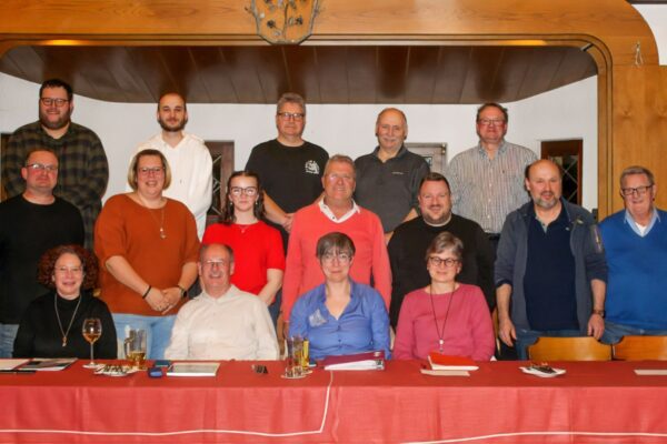 Das neue Vorstandsteam und die Kassenprüfer des Musikvereins Gorxheimertal, erste Reihe v.l.n.r.: Anette Otto-Schütz, Armin Schlag, Corinna Reisigel, Martina Rolli; zweite Reihe v.l.n.r.: Sven Rischer, Susanne Rischer, Mia Fric, Markus Böhm, Christoph Flößer, Ralf Otto, Frieder Scheidel; dritte Reihe v.l.n.r.: Ingo Kunkel, Jan Größl, Ralf Reisigel, Reinhold Schäfer, Frank Heckmann. Nicht auf dem Bild: Lisa Kunkel, Barbara Flößer.