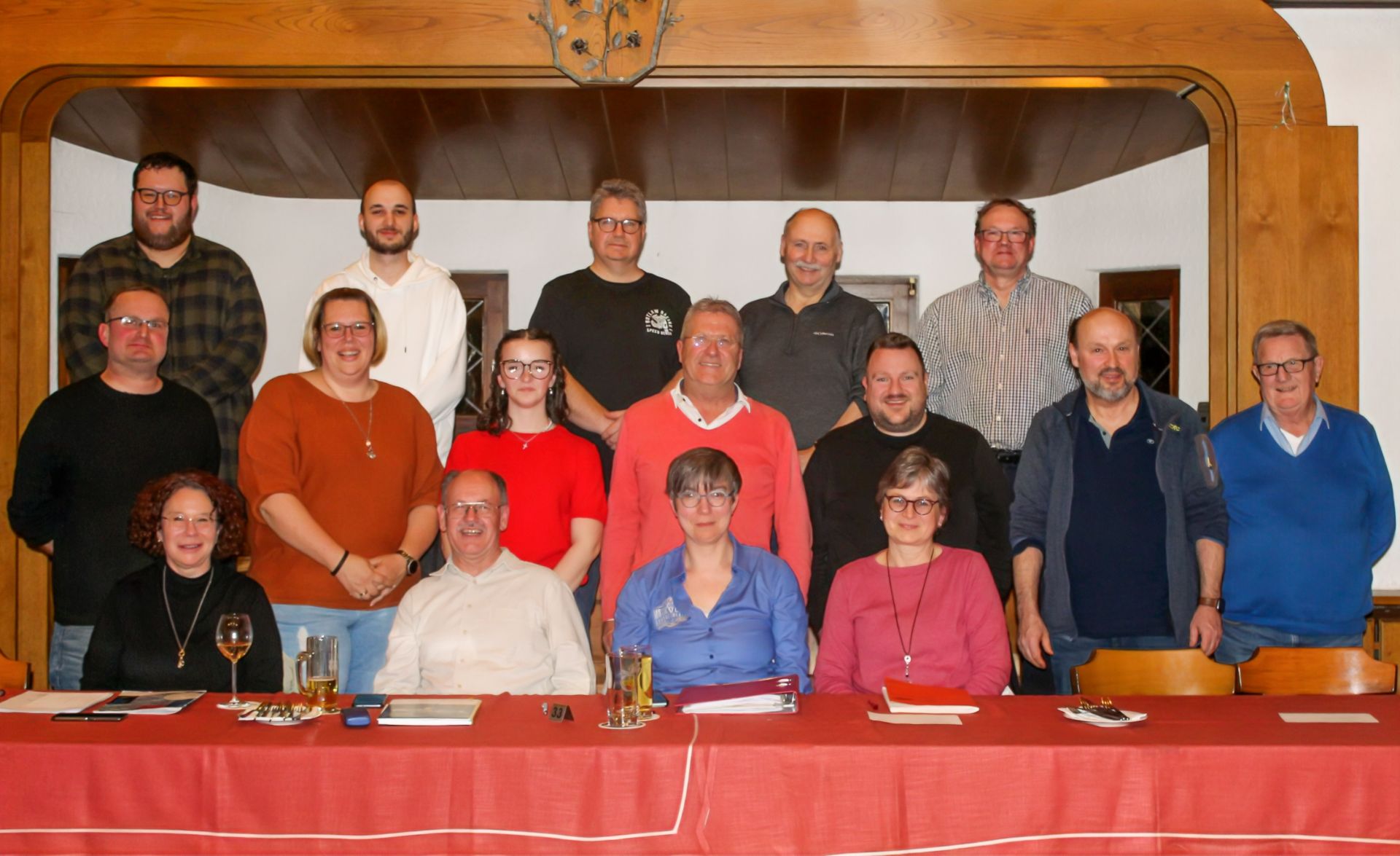 Das neue Vorstandsteam und die Kassenprüfer des Musikvereins Gorxheimertal, erste Reihe v.l.n.r.: Anette Otto-Schütz, Armin Schlag, Corinna Reisigel, Martina Rolli; zweite Reihe v.l.n.r.: Sven Rischer, Susanne Rischer, Mia Fric, Markus Böhm, Christoph Flößer, Ralf Otto, Frieder Scheidel; dritte Reihe v.l.n.r.: Ingo Kunkel, Jan Größl, Ralf Reisigel, Reinhold Schäfer, Frank Heckmann. Nicht auf dem Bild: Lisa Kunkel, Barbara Flößer.